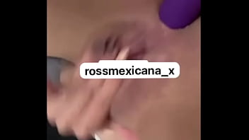 Rossmexicana se mete rico su dildo mira que rico lo disfruta mexicana caliente no para