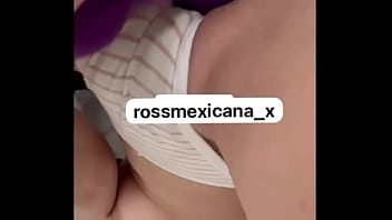 Rossmexicana se mete rico su dildo mira que rico lo disfruta mexicana caliente no para