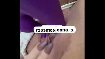 Rossmexicana se mete rico su dildo mira que rico lo disfruta mexicana caliente no para