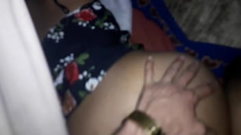 Enquanto o pai tomava banho