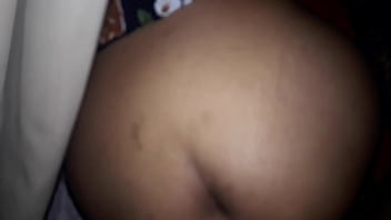 Enquanto o pai tomava banho