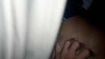 Enquanto o pai tomava banho