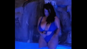 Milf caliente quiere sacarse el bikini