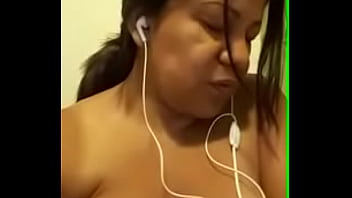 Latina Madura Mastrubandose Frente A La Cámara thumbnail