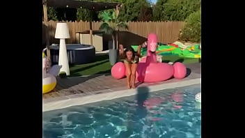 Coucou mes coquinous il fait beau il fait chaud alors hop un petit