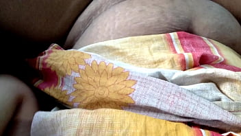 हाईवे पर लंबी यात्रा के दौरान कार में कामुक सौतेले बेटे द्वारा वृद्ध सौतेली माँ को चोदा गया