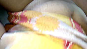 हाईवे पर लंबी यात्रा के दौरान कार में कामुक सौतेले बेटे द्वारा वृद्ध सौतेली माँ को चोदा गया