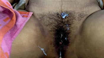 हाईवे पर लंबी यात्रा के दौरान कार में कामुक सौतेले बेटे द्वारा वृद्ध सौतेली माँ को चोदा गया