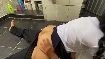 Que ricas nalguitas tiene mi hijastra con su uniforme escolar