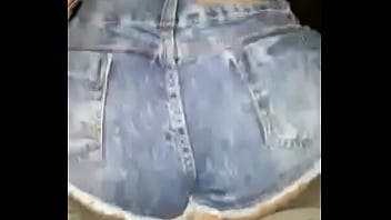 Loira sentando sem tirar o short