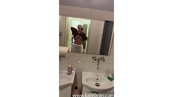 I love showing my milf body walking in the park