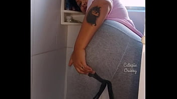Bbw ebony peeing on leggings