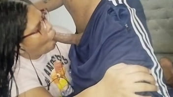 Me quedo solo con el gran culo de mi hijastra mientras habla con su novio le chupo el culo y termino cogiéndola y acabando en su gran coño