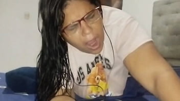 Me quedo solo con el gran culo de mi hijastra mientras habla con su novio le chupo el culo y termino cogiéndola y acabando en su gran coño