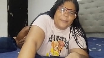 Me quedo solo con el gran culo de mi hijastra mientras habla con su novio le chupo el culo y termino cogiéndola y acabando en su gran coño