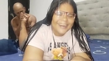 Me quedo solo con el gran culo de mi hijastra mientras habla con su novio le chupo el culo y termino cogiéndola y acabando en su gran coño