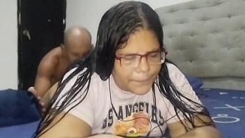 Me quedo solo con el gran culo de mi hijastra mientras habla con su novio le chupo el culo y termino cogiéndola y acabando en su gran coño