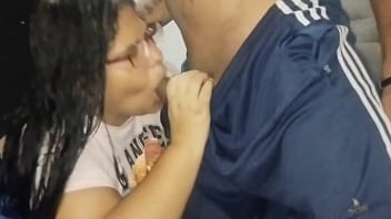 Me quedo solo con el gran culo de mi hijastra mientras habla con su novio le chupo el culo y termino cogiéndola y acabando en su gran coño