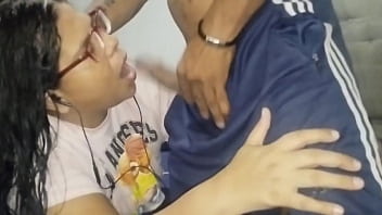 Me quedo solo con el gran culo de mi hijastra mientras habla con su novio le chupo el culo y termino cogiéndola y acabando en su gran coño