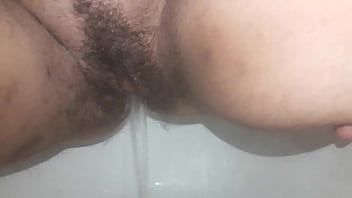 Sarettahard in pissing nel bidet