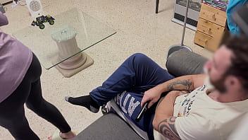 La donna delle pulizie pulisce con la lingua l'uccello del capo