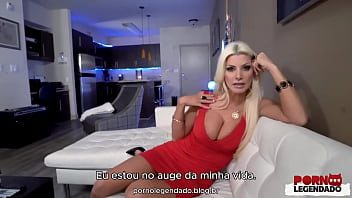 Legenda enteado cuidando das necessidades da sua madrasta enquanto pai não esta em casa