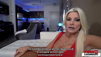 Legenda enteado cuidando das necessidades da sua madrasta enquanto pai não esta em casa