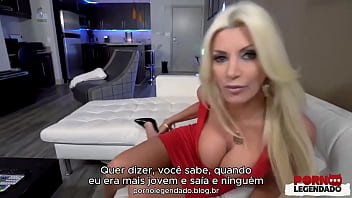 Legenda enteado cuidando das necessidades da sua madrasta enquanto pai não esta em casa