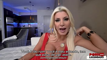 Legenda enteado cuidando das necessidades da sua madrasta enquanto pai não esta em casa