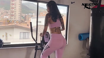 I take pictures in the gym and end up masturbating