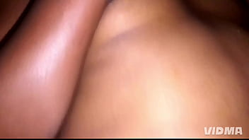 Ce batard baise sa propre sœur pendant qu'elle fait dodo et il se réjouis