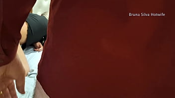 Mulher casada manda o corno masturbar o pau do comedor negão leg pt