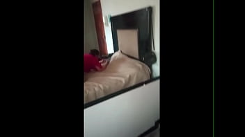 Una madura que trabaja en el mercado puede ser follada por sus clientes jóvenes