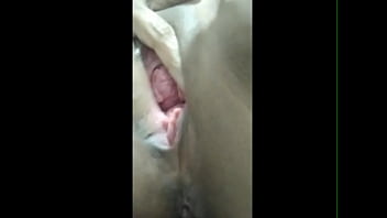 Una madura que trabaja en el mercado puede ser follada por sus clientes jóvenes