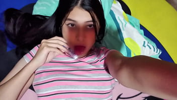 Colombiana se toca su pussy y sus tetas