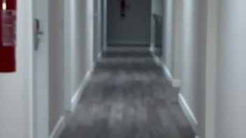 Já pensou em encontrar a pernocas assim no hotel