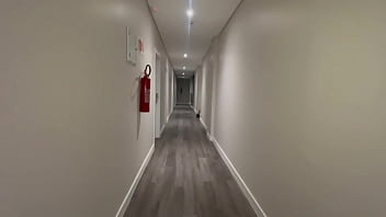 Já pensou em encontrar a pernocas assim no hotel