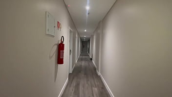 Já pensou em encontrar a pernocas assim no hotel