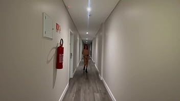 Já pensou em encontrar a pernocas assim no hotel