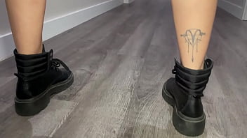 Já pensou em encontrar a pernocas assim no hotel