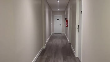 Já pensou em encontrar a pernocas assim no hotel