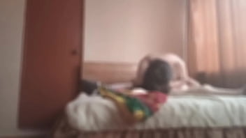 Mi primastro de mi esposo me lleva al hotel y se la chupo bien rico y después me monta hasta correrse