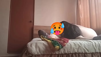 Mi primastro de mi esposo me lleva al hotel y se la chupo bien rico y después me monta hasta correrse