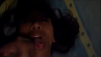 Travesti recibe mi leche en su cara