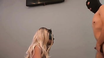 Esposa puta safada chupando amigo enquanto corno está no trabalho