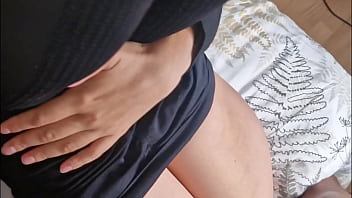 La hermanita de gran culo natural y cuerpo perfecto recibió gran follada y creampie por primera vez