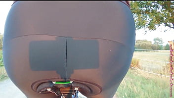 Sexy po auf dem fahrradsattel