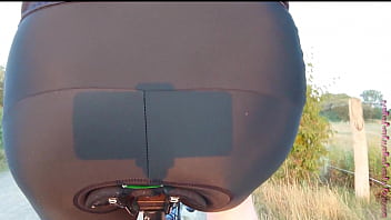 Sexy po auf dem fahrradsattel