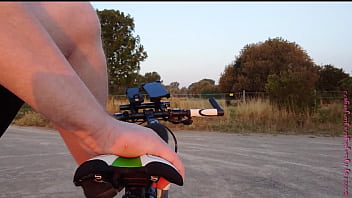 Sexy Po Auf Dem Fahrradsattel thumbnail