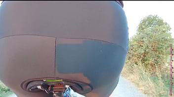 Sexy po auf dem fahrradsattel